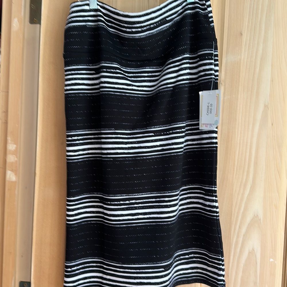 Black and white large knit LuLaRoe skirt